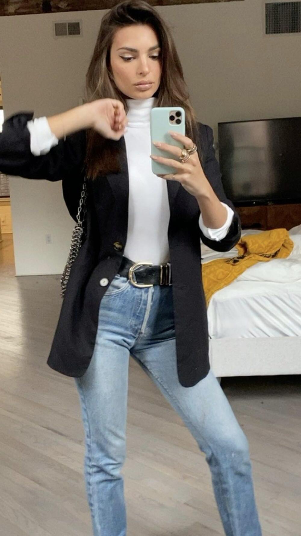 Emili Ratajkovski u trendi izdanju s belom rolkom