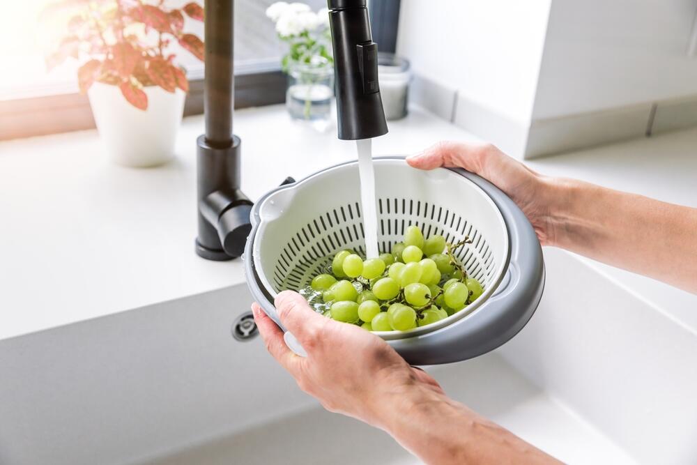 Pažljivo perite voće u sudoperi da do odvoda ne bi dospele stabljike, koštice i nalepnice