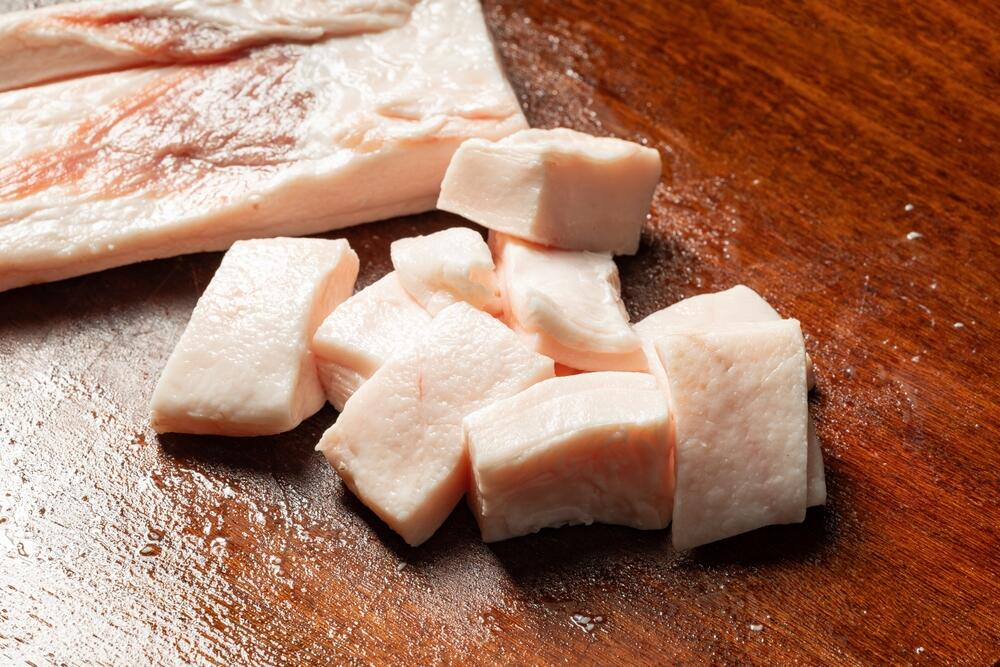 Svinjska mast sveže odsečena od mesa