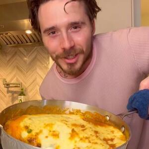 Dok mama Viktorija "jede živce" on Nikoli sprema ručak: Bruklin Bekam podelio savršen recept za PASTIRSKU PITU