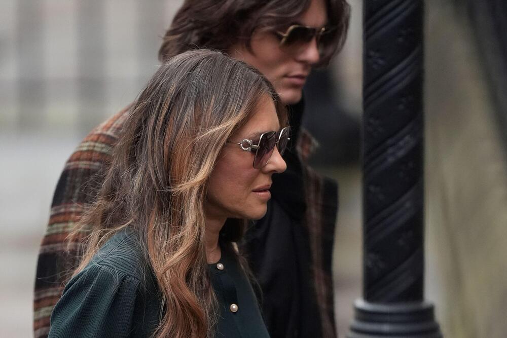 Glumica Elizabet Harli na suđenje je stigla u pratnji sina Demijana