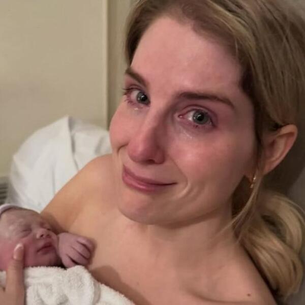 "To ne treba da se osuđuje, prelepo je": Pevačica se brani nakon besa ljudi širom sveta zbog toga kako je dobila dete