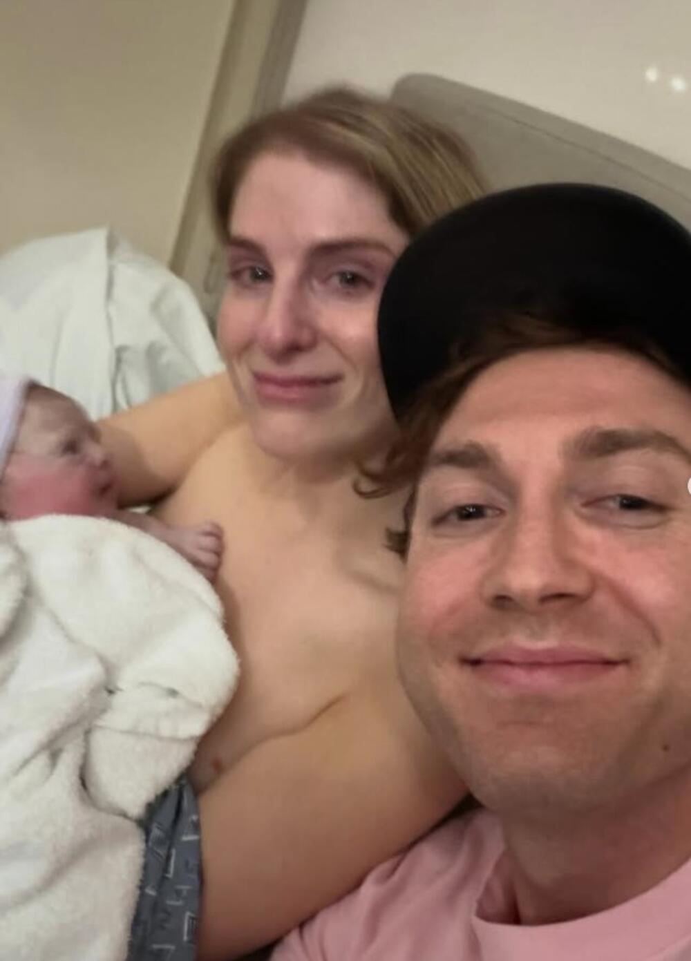 Megan Trejnor i Deril Sabara s trećim detetom, koje je na svet donela surogat majka