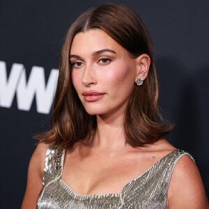 Za lepše usne, naglašene jagodice, krupnije oči... Trik Hejli Biber uz koji samo JEDNIM PROIZVODOM našminka celo lice