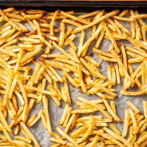 Imate ga već u kuhinji: Tajni sastojak uz koji će vaši krompirići iz rerne biti zlatni, hrskavi & superukusni