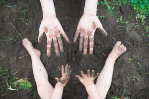 Da li izlaganje prljavštini stvarno jača imunitet? Svi smo to čuli bezbroj puta, a evo šta su pokazala istraživanja