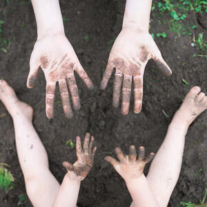 Da li izlaganje prljavštini stvarno jača imunitet? Svi smo to čuli bezbroj puta, a evo šta su pokazala istraživanja