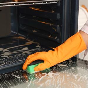 Najbolji način čišćenja rerne koji svi preskaču: Uradite ovo i gledajte kako se nečistoća maltene sama skida