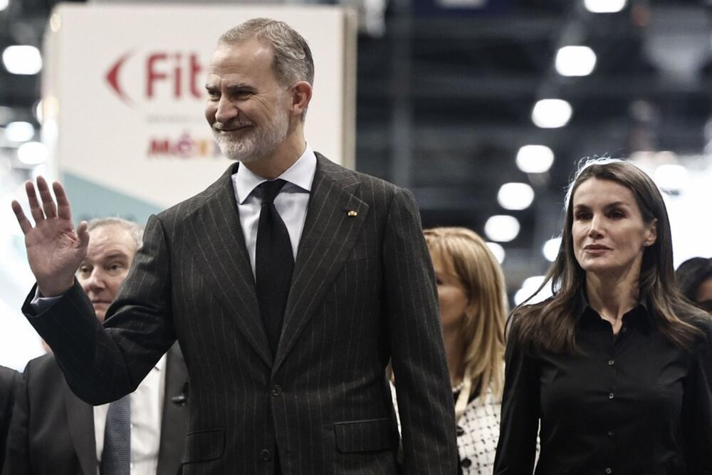 <p>Španska kraljica Leticija pokazala je još jedno jednostavno, a efektno izdanje i otkrila nam model pantalona koje ćemo nositi ove sezone.</p>