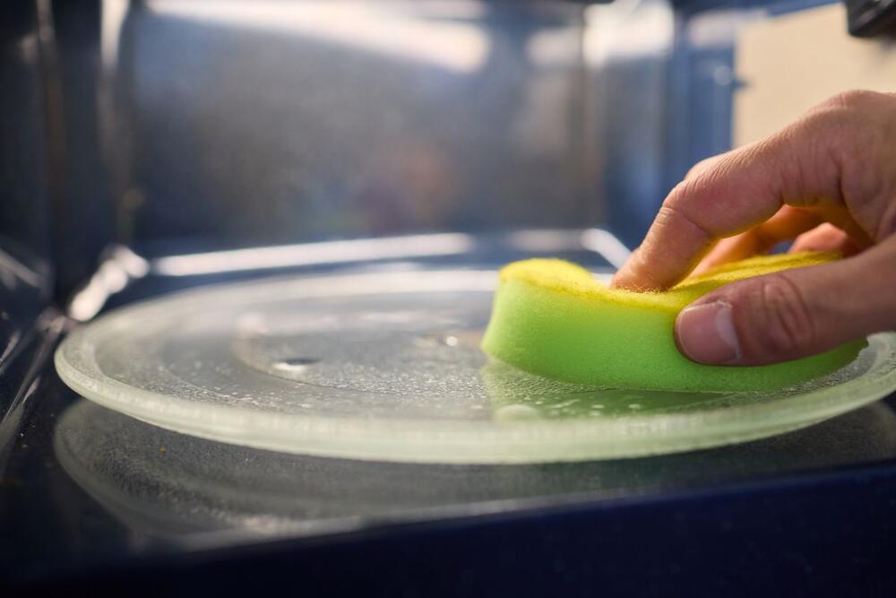 Kada čistite mikrotalasnu, ne zaboravite da oribate i okretni tanjir