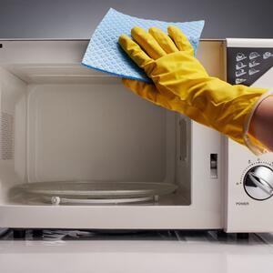 Uklonite ostatke hrane i neprijatne mirise očas posla: Kako najlakše očistiti mikrotalasnu pećnicu? (detaljno uputstvo)