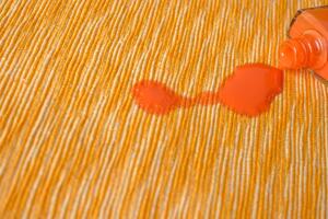 Vodič za brzo skidanje laka za nokte sa kauča: Stručnjaci otkrivaju na šta treba da obratite pažnju (KORAK PO KORAK)