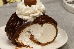 Kako napraviti kremasti dezert za 10 minuta? Najlepši spoj čokolade, šlaga i keksa koji će nestati za tili čas (RECEPT)