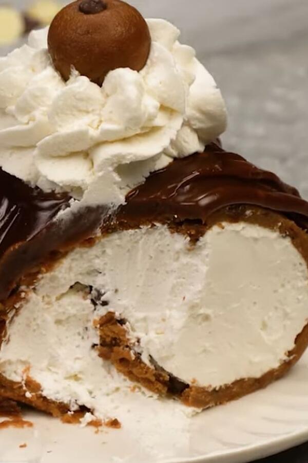 Kako napraviti kremasti dezert za 10 minuta? Najlepši spoj čokolade, šlaga i keksa koji će nestati za tili čas (RECEPT)