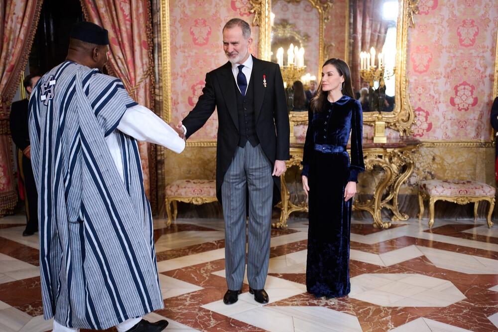 Kraljica Leticija od Španije u plavoj plišanoj haljini