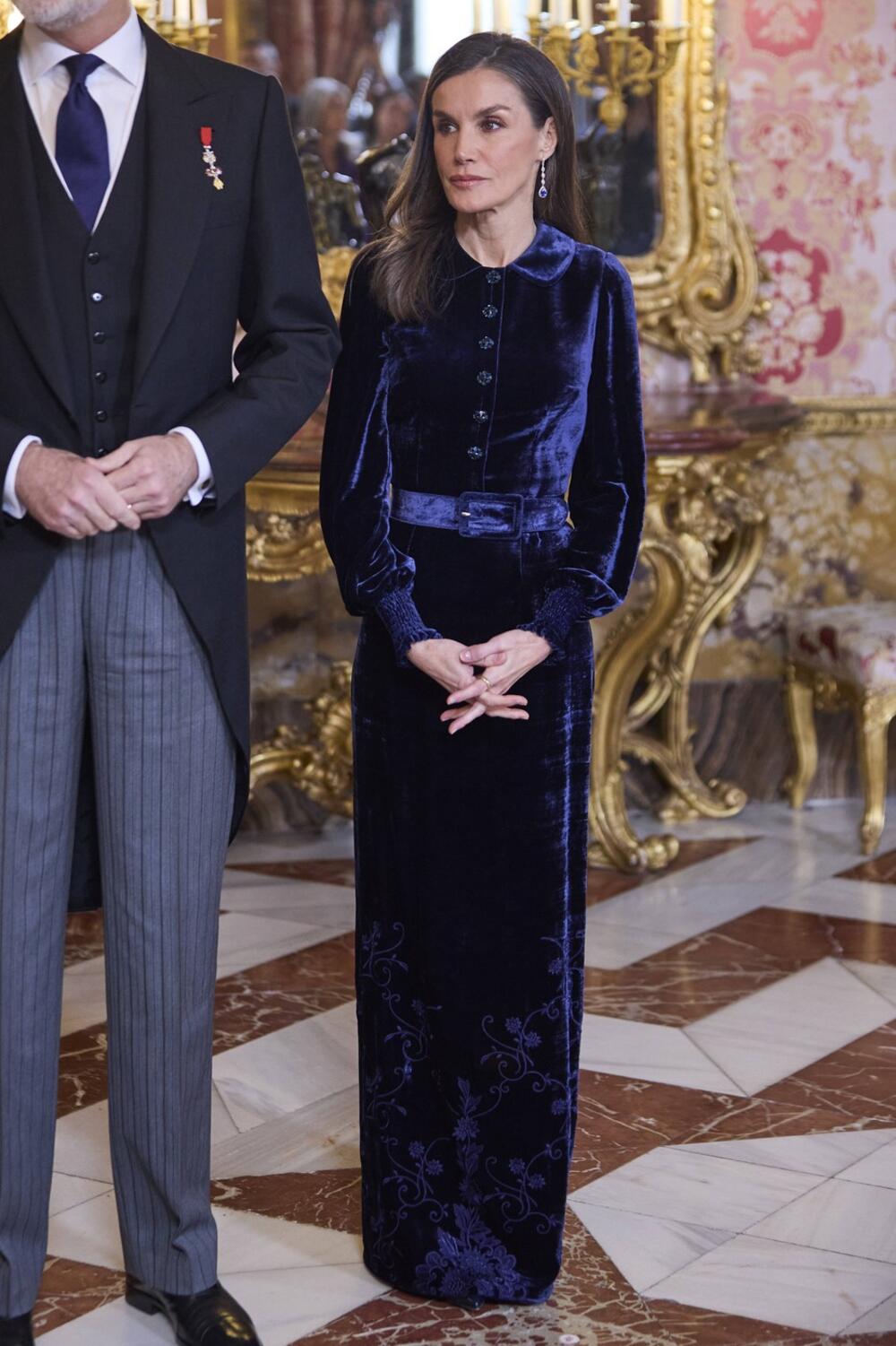 Kraljica Leticija od Španije u plavoj plišanoj haljini