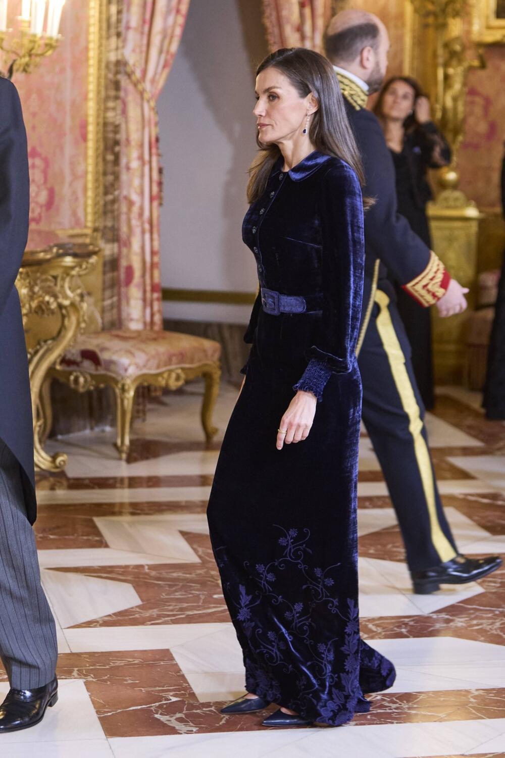 Kraljica Leticija od Španije u plavoj plišanoj haljini