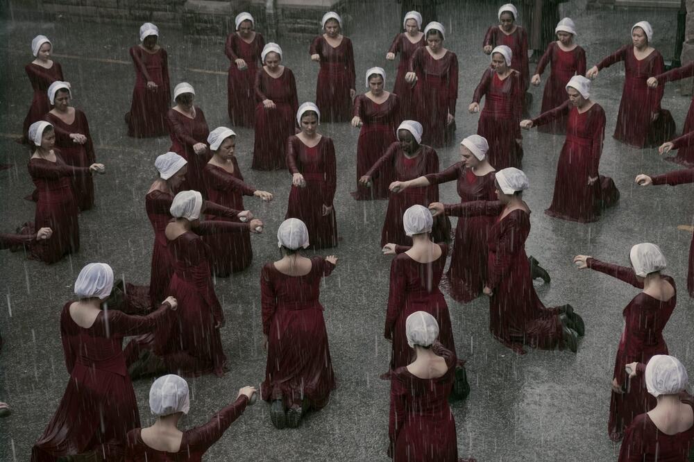 Scena u seriji 'Sluškinjina priča' (The Handmaid's Tale)