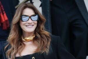 Ovaj modni detalj nije za svakoga, ali nju je učinio boginjom Pariza: Stajling Karle Bruni je savršena doza seksepila
