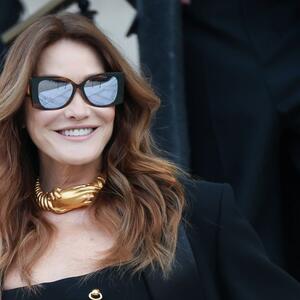 Ovaj modni detalj nije za svakoga, ali nju je učinio boginjom Pariza: Stajling Karle Bruni je savršena doza seksepila