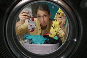 Kako nestanu čarape u mašini za pranje veša? 3 moguća scenarija, saveti da ih ne izgubite (+ njihovo tajno skrovište)