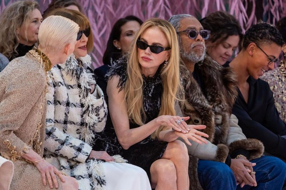 <p>Glumica Nikol Kidman pojavila se na Nedelji visoke mode u Parizu u haljini koja je imala sve: perje, šljokice, peplum i pencil suknju, ali dan kasnije, svi pričaju o njenim cipelama. Pogledajte zašto.</p>