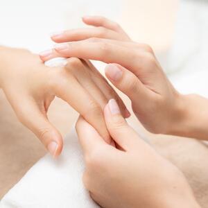 Napravite domaću masku za ruke od samo 2 sastojka: Idealna kombinacija koja hidrira i čini vašu kožu mekom poput pamuka