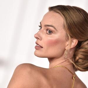 Spektakularna haljina, a oko vrata &ndash; kultna ogrlica Elizabet Tejlor: Izdanje Margo Robi pred kojim je Holivud uzdahnuo