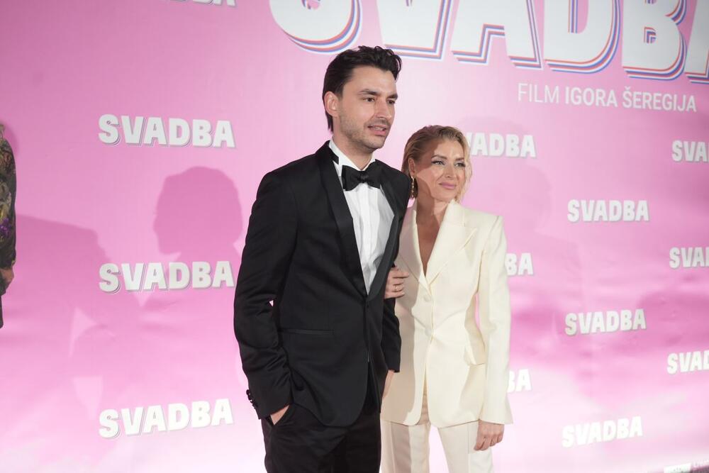 <p>Glumica Anđelka Stević Žugić je sinoć na premijeri filma "Svadba" bila jedna od najzapaženijih dama, koja nam je pokazala monohromatsko i elegantno izdanje koje ćemo dugo pamtiti.</p>