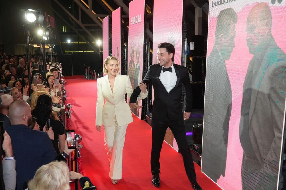 <p>Glumica Anđelka Stević Žugić je sinoć na premijeri filma "Svadba" bila jedna od najzapaženijih dama, koja nam je pokazala monohromatsko i elegantno izdanje koje ćemo dugo pamtiti.</p>