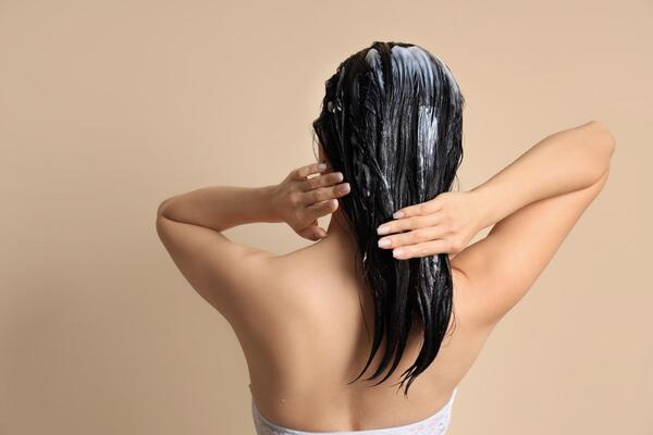 Koliko minuta treba da ostavimo šampon na kosi pre ispiranja? Saveti stručnjaka koji će vašu frizuru učiniti lepšom