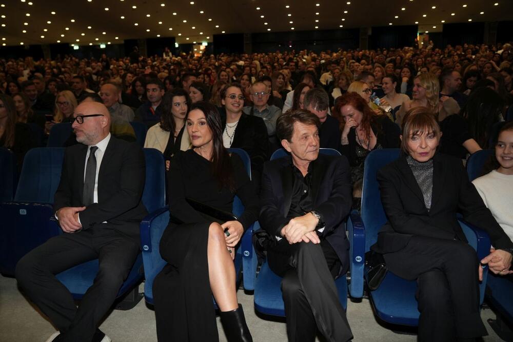 DRAGAN I MAJA SU GLEDALI FILM IZ PRVIH REDOVA 