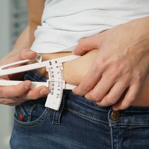 Kako da smanjite "šlauf oko stomaka"? Izbacite ove 4 navike i vicelarne masti će nestati kao da ste radili liposukciju