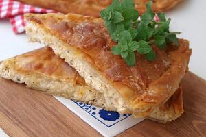 Starinska JUŽNJAČKA pita bez kora: Recept za BARANICU sa sirom, savršena uz čvarke za doručak, uz kiselo mleko za večeru