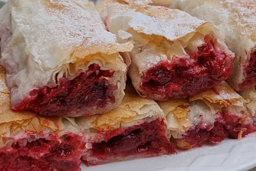 Mekana, domaća pita s višnjama, puna sočnog i slatko-kiselog nadeva