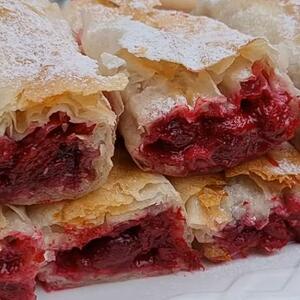 Puna sočnog fila, mekana i neodoljiva: Starinska pita s višnjama i grizom pravi se lako i bez ijednog jajeta