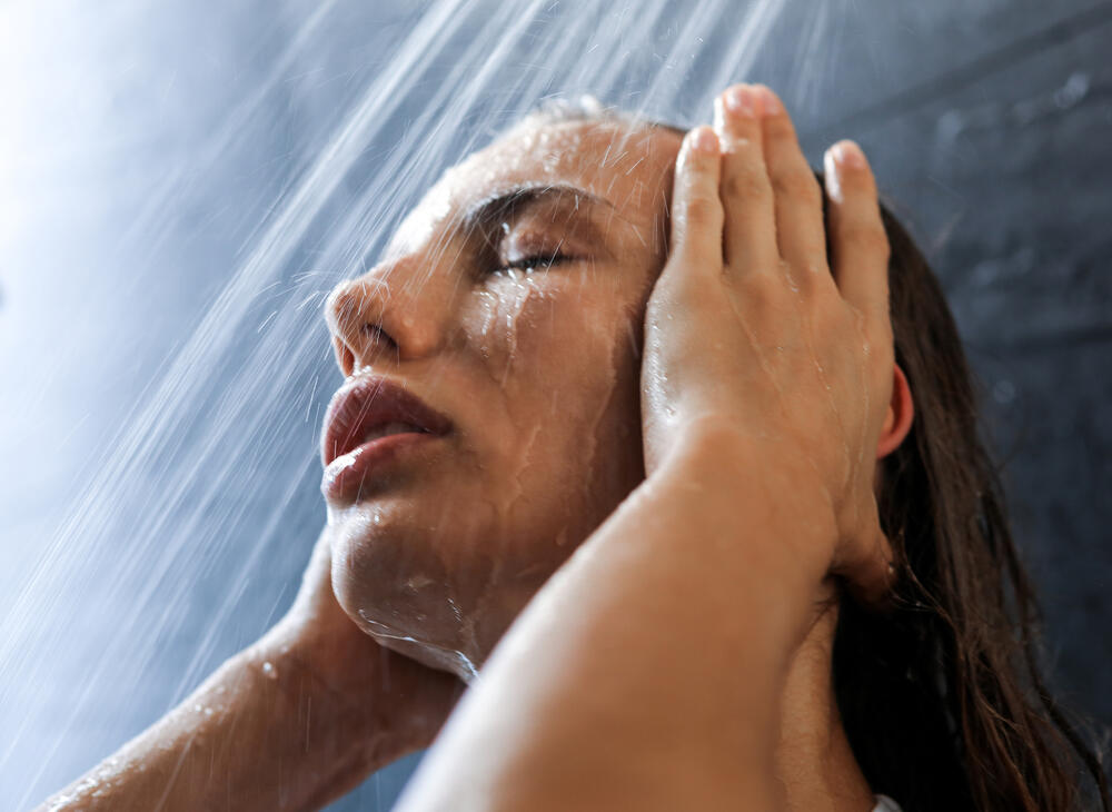 Tuširanjem uklanjamo znoj, masnoće i bakterije koje prirodno žive na koži, kao i prljavštinu iz spoljašnje sredine, ali je odlazak pod tuš pred krevet i odličan metod za relaksaciju