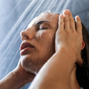 Ako se tuširate uveče, ovo treba da znate: Probajte ovaj trik i problemi sa snom i stres bi mogli da budu prošlost