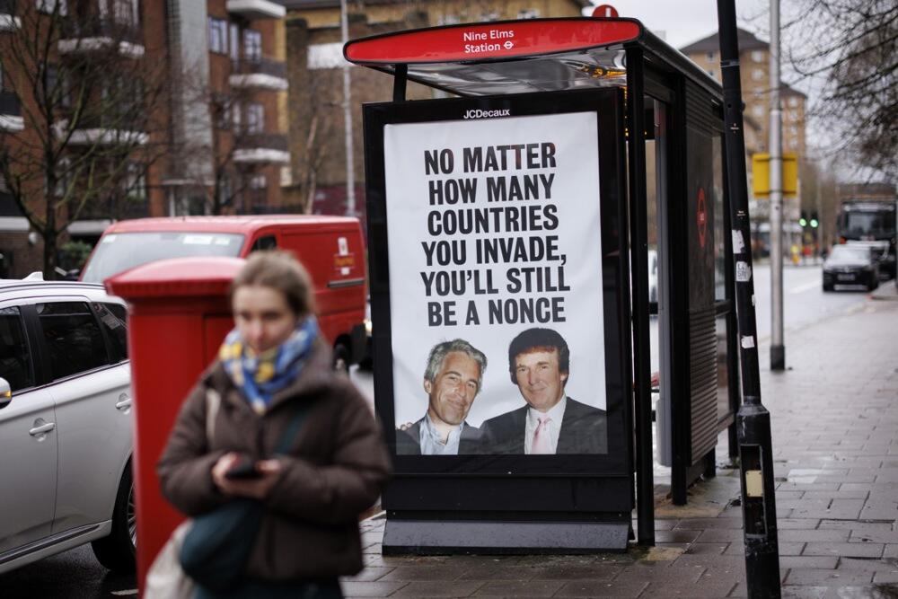 Plakat s porukom Trampu u Londonu, u blizini Ambasade Amerike