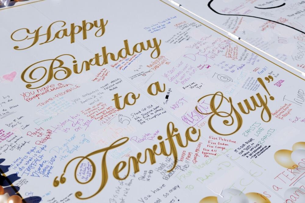 Umetnička instalacija s rođendanskom čestitkom Donalda Trampa Epštajnu, izložena u Vašingtonu