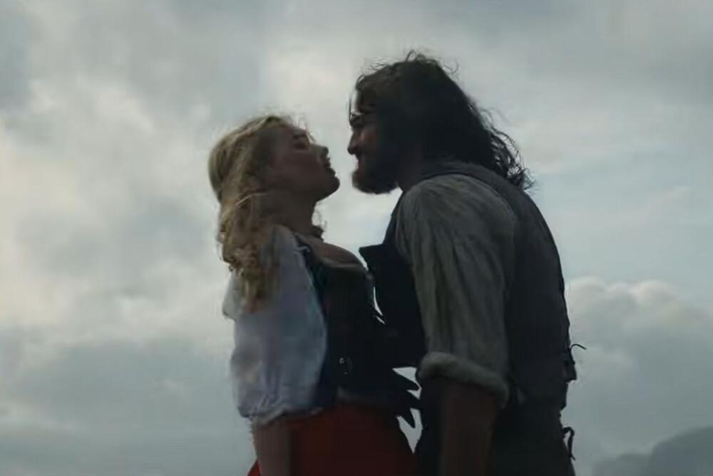 Džejkob Elordi i Margo Robi u filmu 'Orkanski visovi'