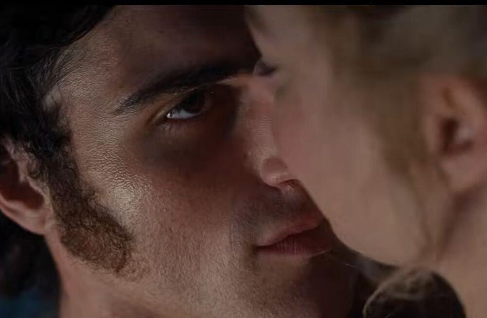 Džejkob Elordi i Margo Robi u filmu 'Orkanski visovi'