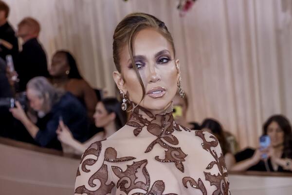 Trik Dženifer Lopez za konturisanje lica: Savršen za početnike u šminkanju, a rezultat je &ndash; besprekoran izgled