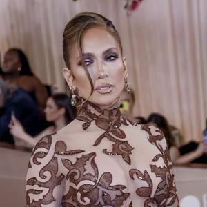 Trik Dženifer Lopez za konturisanje lica: Savršen za početnike u šminkanju, a rezultat je &ndash; besprekoran izgled