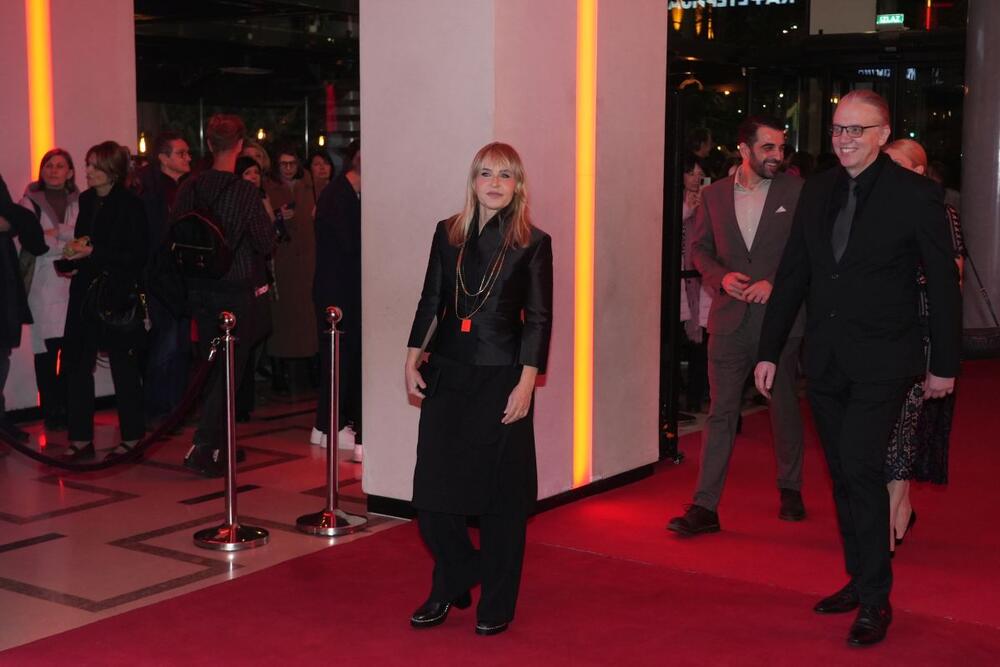 Anica Dobra na beogradskoj premijeri filma "Belo se pere na devedeset"