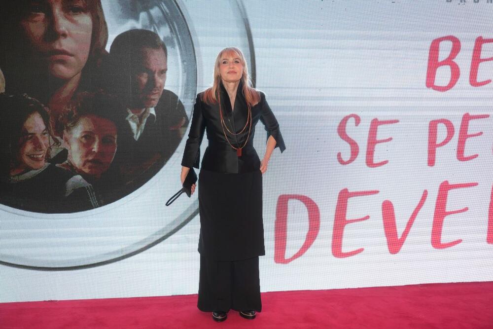 Anica Dobra na beogradskoj premijeri filma "Belo se pere na devedeset"