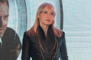 Lažna suknja & sako koji vaja struk: Urbana elegancija Anice Dobre pred kojom je Beograd uzdahnuo