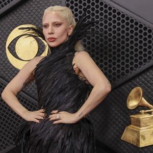 Perje, dramatično, ma SPEKTAKULARNO! Lejdi Gaga u stilu crnog labuda ukrala sve poglede na dodeli Gremi nagrada