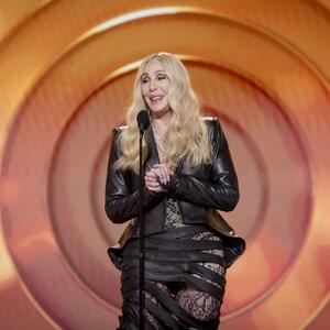 Šer napravila lapsus na dodeli Gremi nagrada o kojem bruji ceo svet: Pevačica proglasila preminulog pevača pobednikom