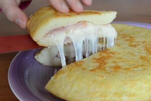 Za doručak, ručak ili večeru: Brzo jelo od krompira i šunke savršeno kad ne znate šta da spremite